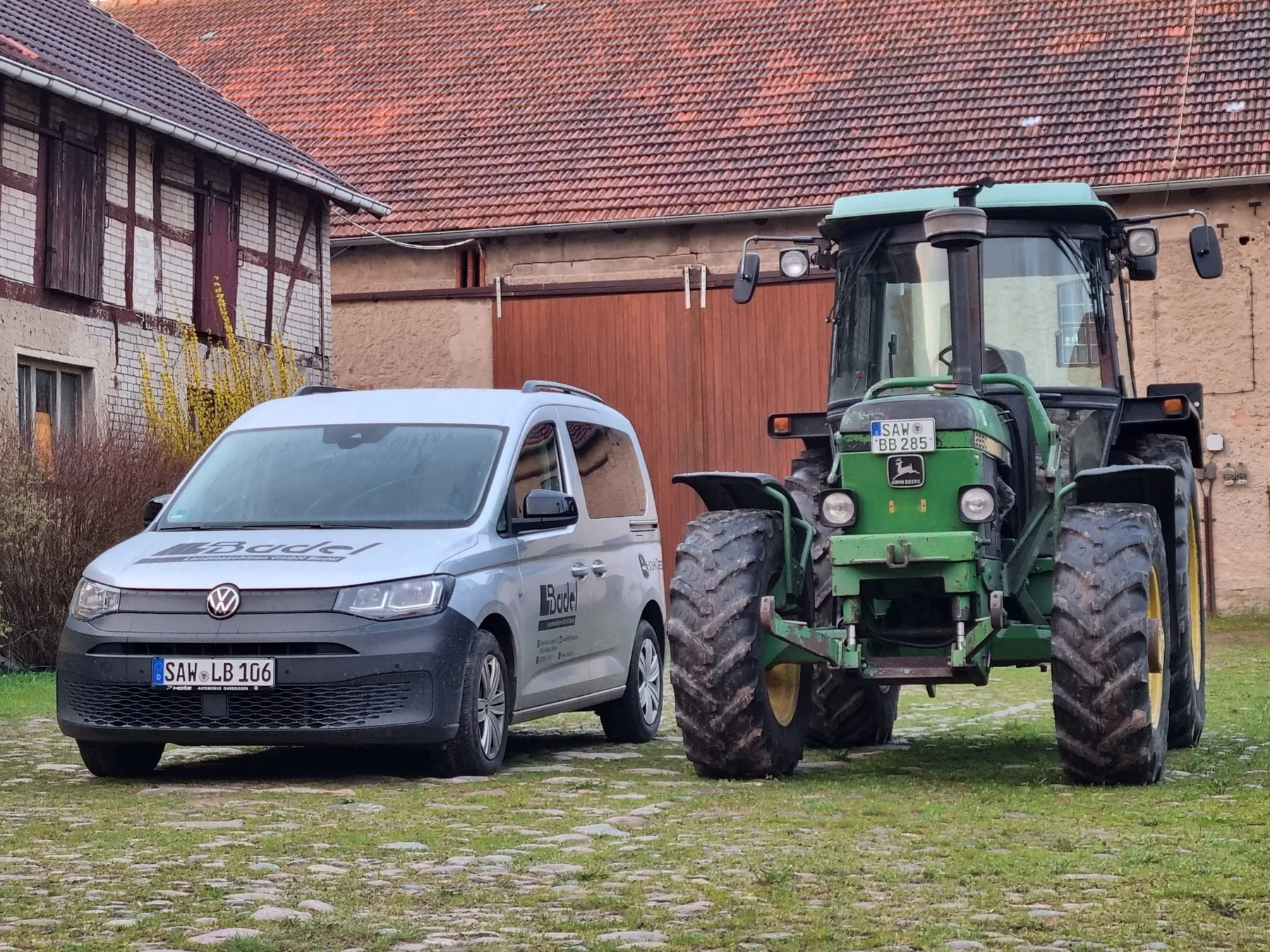 Mobiler Kundendienst von LBadel bei einer Maschine