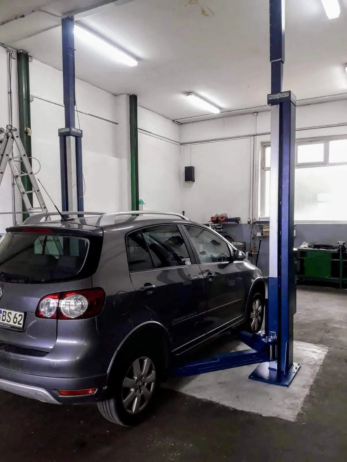 PKW auf Hebebühne in der KFZ-Werkstatt Rohrberg